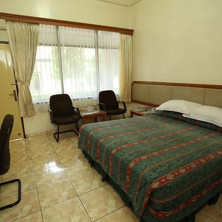 Langensari Hotel Cirebon Buitenkant foto