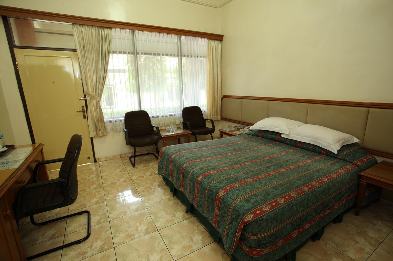 Langensari Hotel Cirebon Buitenkant foto
